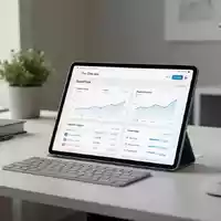 Modernes Tablet mit einer Finanz-App auf einem Schreibtisch zur digitalen Bearbeitung von Steuerunterlagen. - Foto: über boerse-global.de