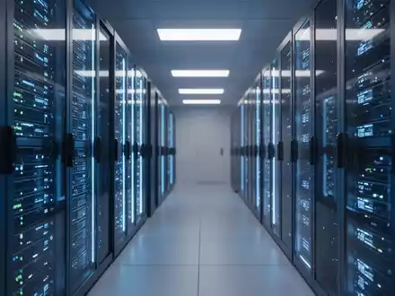 Moderner High-Tech-Serverraum mit leuchtenden Server-Racks, die die Cybersicherheitsinfrastruktur eines Unternehmens darstellen. - Foto: über boerse-global.de