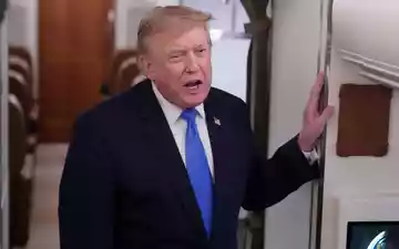 Trump sprach an Bord der Präsidentenmaschine mit mitreisenden Reportern. - Foto: Jacquelyn Martin/AP/dpa