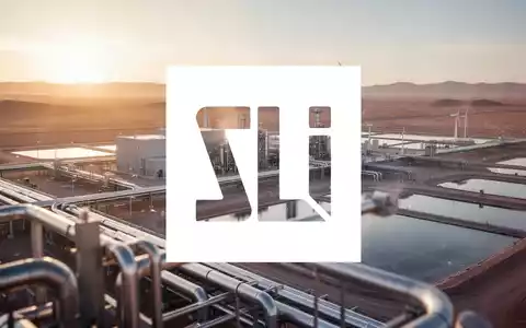 Moderne Lithium-Extraktionsanlage in einer Wüstenlandschaft bei Sonnenuntergang als Symbol für die Energiewende. - Foto: über boerse-global.de