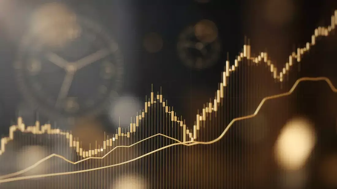 Gold Under Pressure at $4,000 as Fed Rate Hike Looms, Central Bank Buying Surges