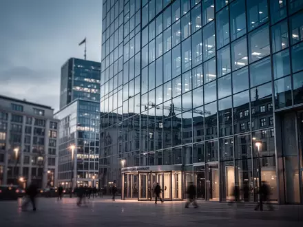 Moderne Glasfassade eines Regierungsgebäudes in Berlin bei Dämmerung, die Sicherheitspolitik und staatliche Ordnung symbolisiert. - Foto: über boerse-global.de