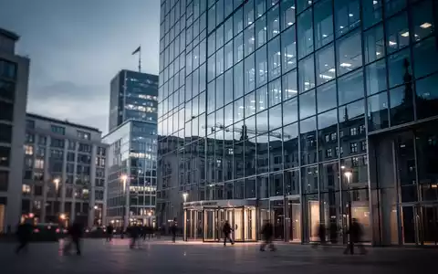 Moderne Glasfassade eines Regierungsgebäudes in Berlin bei Dämmerung, die Sicherheitspolitik und staatliche Ordnung symbolisiert. - Foto: über boerse-global.de