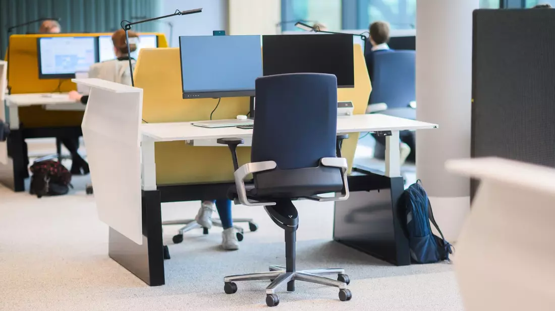 Ruhe im Büro? Viele wollen mehr Rücksicht beim Arbeiten - Bild: Philip Dulian/dpa/dpa-tmn