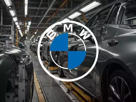 Abstrakte Industriefotografie einer Automobilfertigung mit Fokus auf Texturen und Licht, die wirtschaftliche Herausforderungen symbolisiert. - Foto: über boerse-global.de