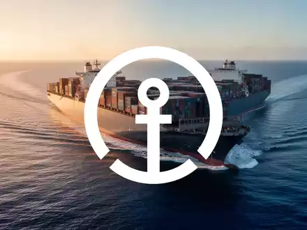 Ein großes Containerschiff auf dem offenen Meer bei Sonnenuntergang als Symbol für den globalen Seefrachtverkehr. - Foto: über boerse-global.de
