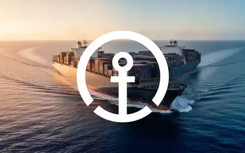 Ein großes Containerschiff auf dem offenen Meer bei Sonnenuntergang als Symbol für den globalen Seefrachtverkehr. - Foto: über boerse-global.de