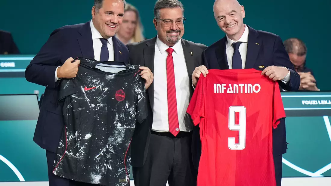 Victor Montagliani (l) posierte beim letzten FIFA-Kongress noch mit Gianni Infantino (r). (Archivbild) - Bild: Darryl Dyck/The Canadian Press/AP/dpa