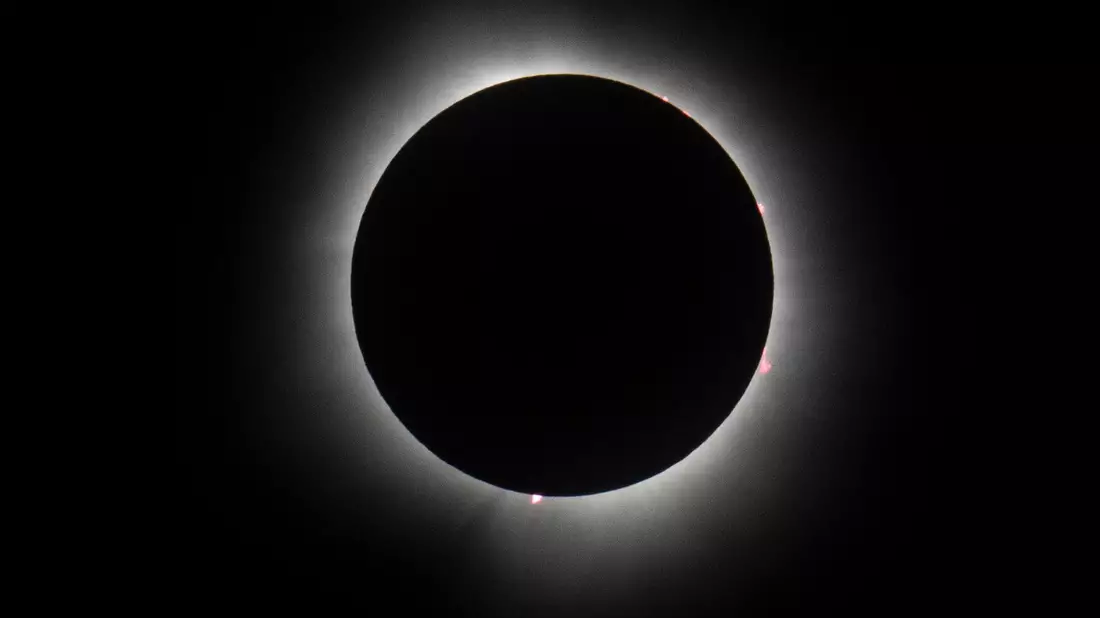 Bei einer totalen Sonnenfinsternis ist ein Strahlenkranz um die Sonne herum zu sehen. (Archivbild) - Bild: Michael Conroy/AP/dpa