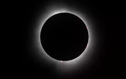 Bei einer totalen Sonnenfinsternis ist ein Strahlenkranz um die Sonne herum zu sehen. (Archivbild) - Foto: Michael Conroy/AP/dpa