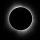 Bei einer totalen Sonnenfinsternis ist ein Strahlenkranz um die Sonne herum zu sehen. (Archivbild) - Bild: Michael Conroy/AP/dpa
