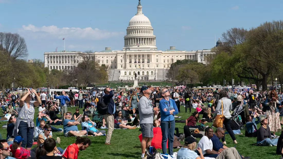Über der National Mall in Washington war 2024 eine partielle Sonnenfinsternis zu sehen. (Archivbild) - Bild: Jose Luis Magana/AP/dpa