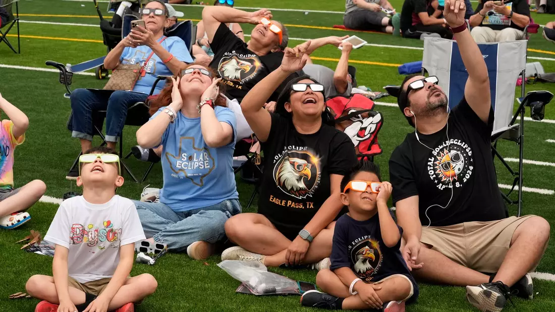 Menschen beobachten 2024, wie der Mond die Sonne während einer totalen Sonnenfinsternis teilweise verdeckt, gesehen von Eagle Pass, Texas. - Bild: Eric Gay/AP/dpa