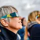 Das Himmelsschauspiel sollte man sich nur mit besonderen Sonnenfinsternisbrillen ansehen. (Archivbild) - Bild: Axel Heimken/dpa