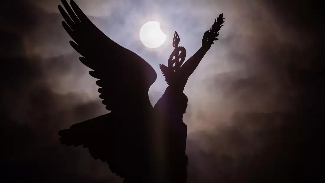 Die bislang letzte partielle Sonnenfinsternis über Deutschland war am 29.3.25 zu sehen - wie hier bei der Siegessäule in Berlin. (Archivbild) - Bild: Christoph Soeder/dpa