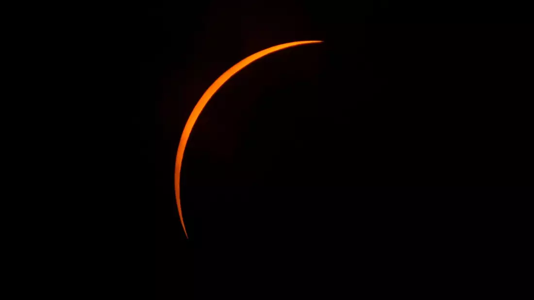 Der Mond befindet sich nahe der totalen Bedeckung der Sonne während einer totalen Sonnenfinsternis - gesehen 2024 von Eagle Pass, Texas. (Archivbild) - Bild: Eric Gay/AP