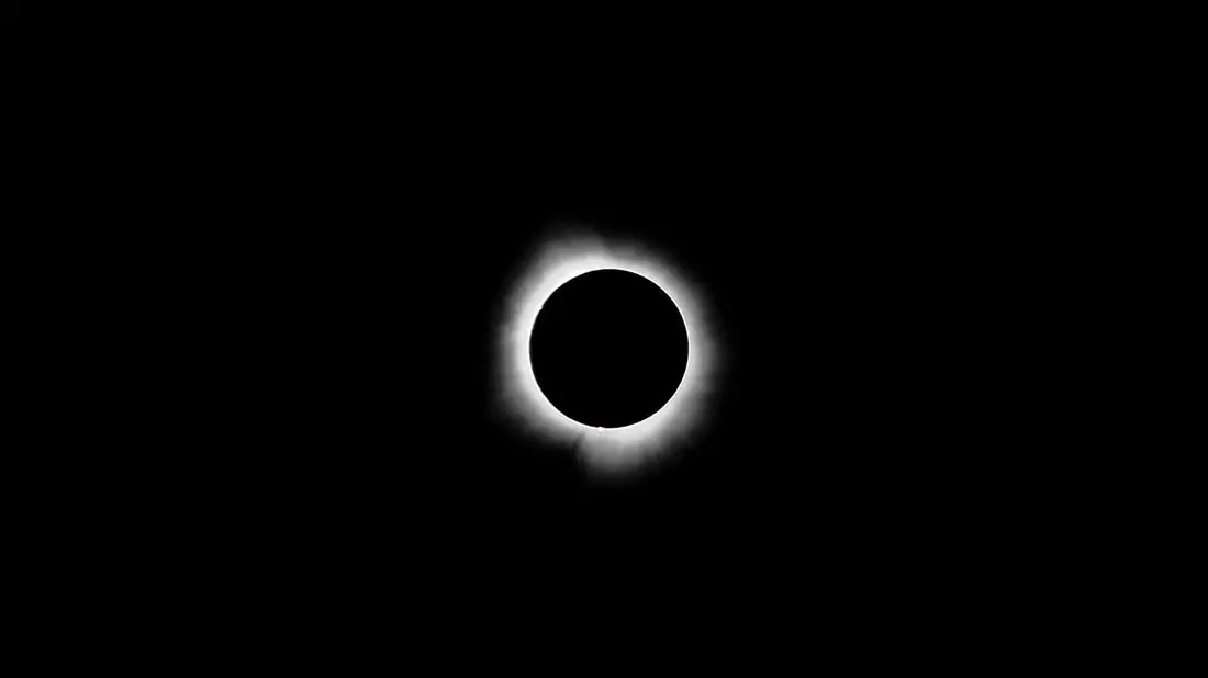 Der Mond verdeckt die Sonne während einer totalen Sonnenfinsternis.
(Archivbild) - Bild: Patrick Lantrip/Daily Memphian/AP/dpa