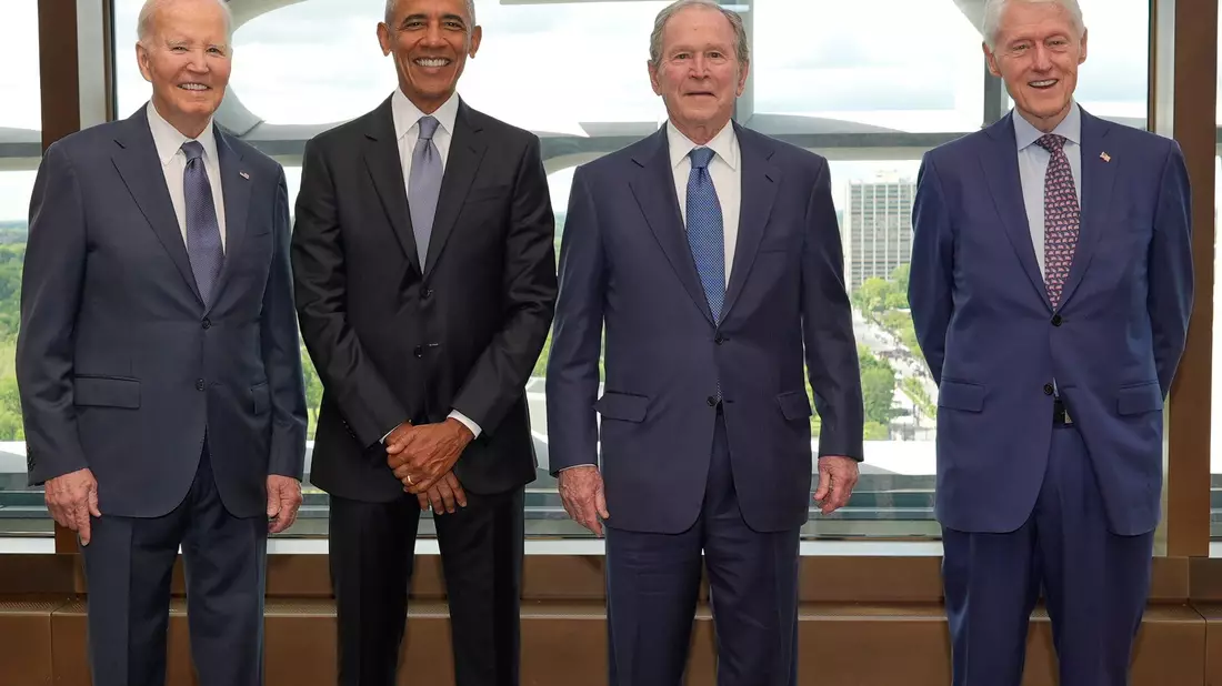 Biden, Obama, Bush und Clinton – nur ein noch lebender US-Präsident fehlt. (Archivbild) - Bild: Pablo Martinez Monsivais/AP Pool/dpa