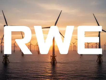Moderne Offshore-Windkraftanlagen im Sonnenuntergang als Symbol für Investitionen in erneuerbare Energien. - Foto: über boerse-global.de