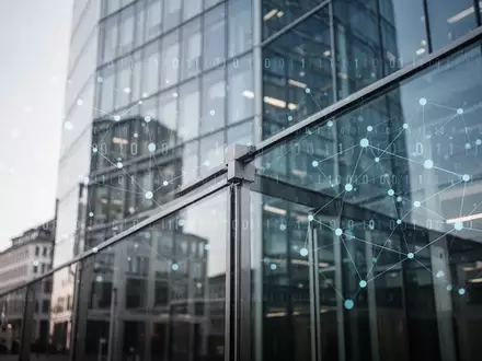 Abstraktes digitales Datennetz über einer modernen deutschen Stadtlandschaft als Symbol für die Digitalisierung. - Foto: über boerse-global.de