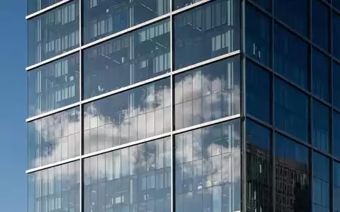 Moderne Glasfassade eines Bürogebäudes als Symbol für finanzielle Stabilität und neue Liquidität. - Foto: über boerse-global.de