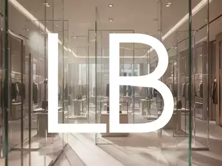 Minimalistisches Interieur eines gehobenen Kaufhauses mit elegantem Lichtdesign und einer ruhigen, modernen Atmosphäre. - Foto: über boerse-global.de