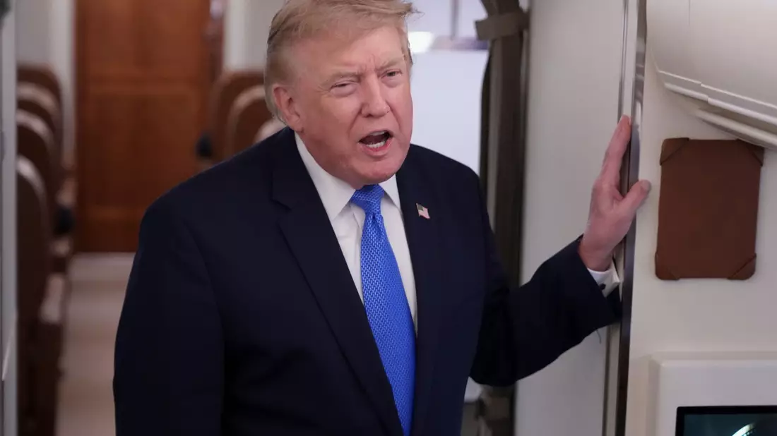 Trump sprach an Bord der Präsidentenmaschine mit mitreisenden Reportern. - Bild: Jacquelyn Martin/AP/dpa
