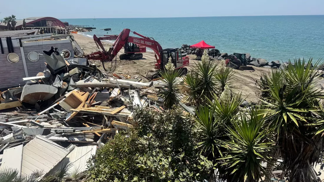 Abrissbagger statt Strandbesucher: In Ostia wird abgerissen.  - Bild: Christoph Sator/dpa