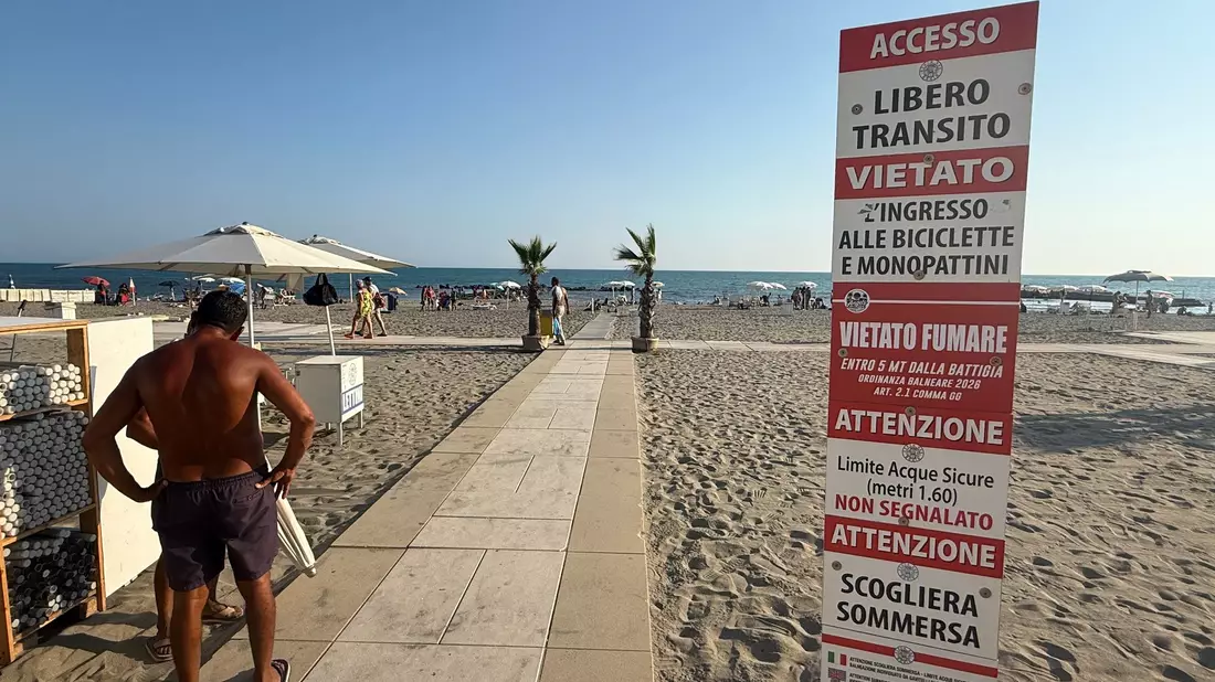 Künftig soll der freie Zugang (Accesso Libero) zum Meer häufiger möglich sein. - Bild: Christoph Sator/dpa