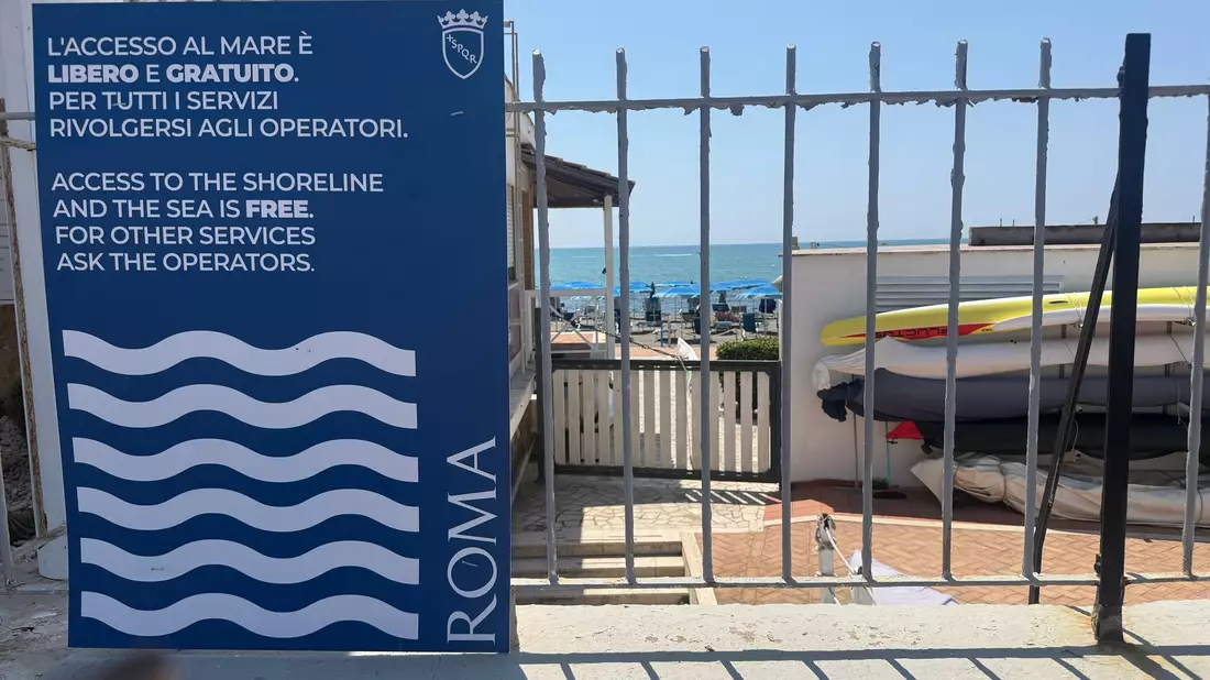 Eigentlich gehört der Strand auch in Italien dem Staat - also allen. - Bild: Christoph Sator/dpa