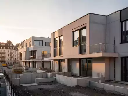 Moderne Wohngebäude-Baustelle bei Sonnenuntergang als Symbol für steuerliche Neubauförderung. - Foto: über boerse-global.de