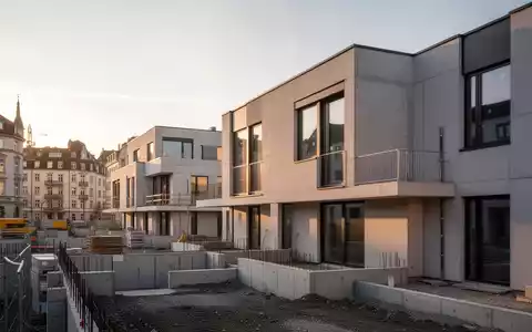 Moderne Wohngebäude-Baustelle bei Sonnenuntergang als Symbol für steuerliche Neubauförderung. - Foto: über boerse-global.de