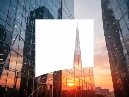 Abstrakte Architektur eines modernen Bürogebäudes bei Sonnenuntergang als Symbol für Stabilität im Finanzsektor. - Foto: über boerse-global.de