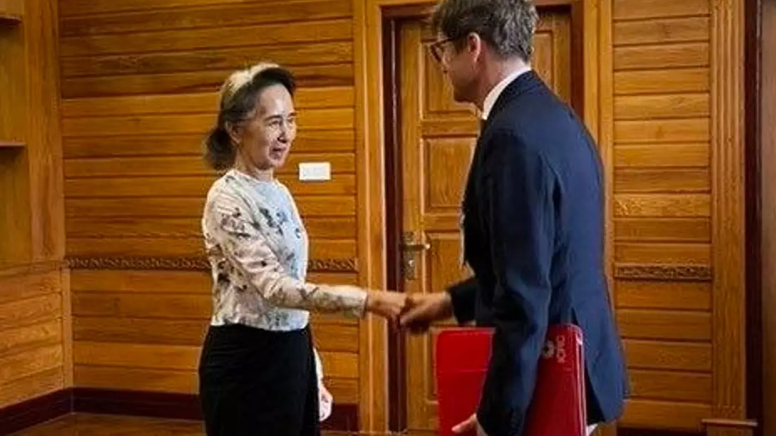 Wo das Treffen Suu Kyis mit Arnaud de Baecque stattfand, blieb unklar. - Bild: Uncredited/Myanmar President Office via AP/dpa