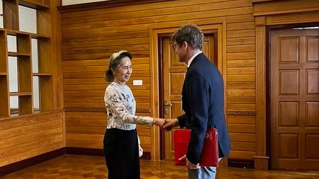 Es war das erste Treffen mit einem ausländischen Vertreter seit dem Putsch vor fünfeinhalb Jahren. - Bild: Uncredited/Myanmar President Office via AP/dpa