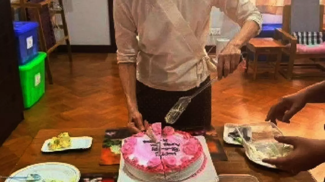 Die Militärregierung veröffentlichte auch Fotos, die Suu Kyi an ihrem Geburtstag im Juni zeigen sollen. - Bild: Uncredited/Myanmar President Office via AP/dpa