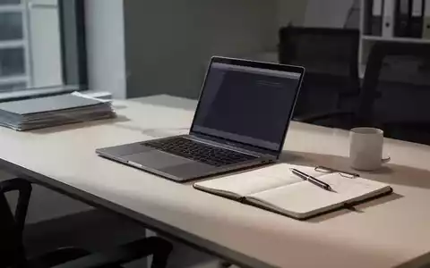 Ein aufgeräumter, moderner Schreibtisch mit Laptop in einem professionellen Büroambiente. - Foto: über boerse-global.de