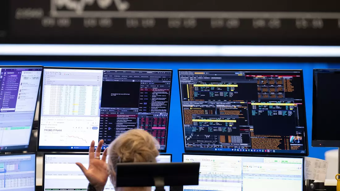 Der Dax ist auf einen Rekord gestiegen - auch dank der Euphorie um Künstliche Intelligenz (KI). - Bild: Boris Roessler/dpa