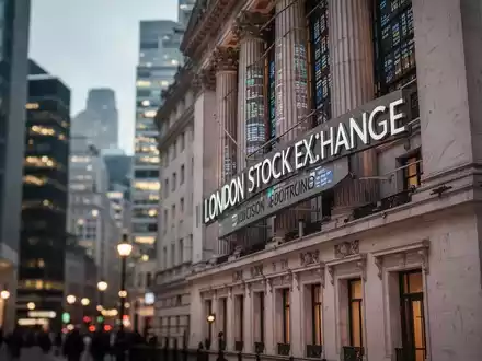 Die Fassade der Londoner Börse vor einem unscharfen Hintergrund des Finanzdistrikts. - Foto: über boerse-global.de