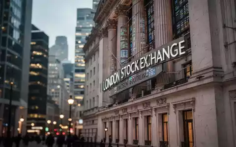 Die Fassade der Londoner Börse vor einem unscharfen Hintergrund des Finanzdistrikts. - Foto: über boerse-global.de