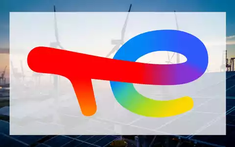 Abstrakte Darstellung der europäischen Energiewende mit Windkraftanlagen und Solarpaneelen bei Sonnenuntergang. - Foto: über boerse-global.de