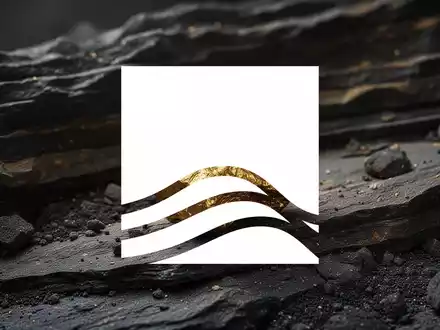 Ein rohes Goldnugget auf dunklem Gestein, das eine wertvolle Edelmetallentdeckung symbolisiert. - Foto: über boerse-global.de