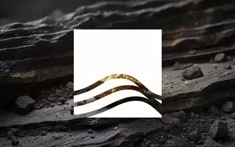 Ein rohes Goldnugget auf dunklem Gestein, das eine wertvolle Edelmetallentdeckung symbolisiert. - Foto: über boerse-global.de