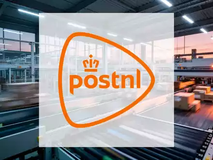 Moderne Logistikzentrale mit schnellen Sortieranlagen in atmosphärischem Licht. - Foto: über boerse-global.de