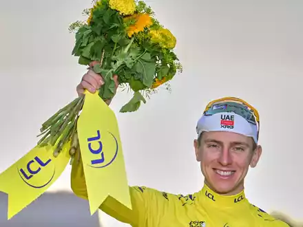 Tour-de-France-Sieger Tadej Pogacar nimmt die Vuelta in Angriff. (Archivbild) - Foto: Bernard Papon/Pool L’Equipe/AP/dpa