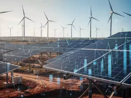 Baustelle einer modernen Energieanlage mit Windkraft- und Solartechnik bei hellem Tageslicht - Foto: über boerse-global.de