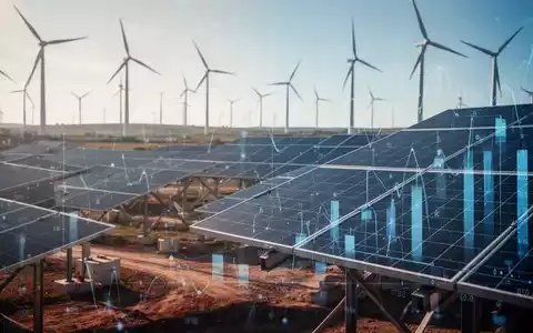 Baustelle einer modernen Energieanlage mit Windkraft- und Solartechnik bei hellem Tageslicht - Foto: über boerse-global.de