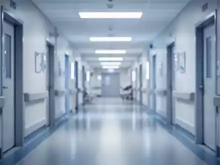 Abstrakte Darstellung eines modernen Krankenhausflurs in bläulichem Licht zur Symbolisierung des Gesundheitssektors. - Foto: über boerse-global.de