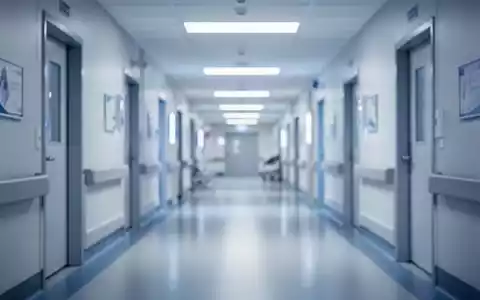 Abstrakte Darstellung eines modernen Krankenhausflurs in bläulichem Licht zur Symbolisierung des Gesundheitssektors. - Foto: über boerse-global.de