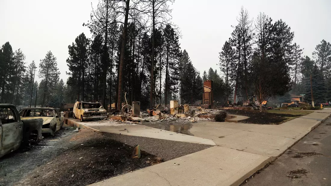Die Feuerwehr kämpft gegen drei Brände rund um die Stadt Spokane. - Bild: Young Kwak/AP/dpa